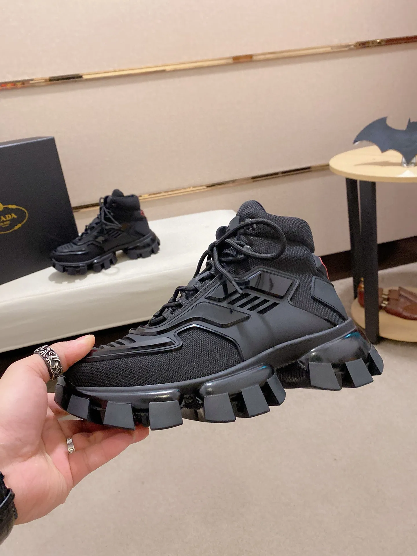 Men's shoes 💰 660💰 ✔️✔️✔️High version for couples 👫 High-quality new PRADA (Prada) counters are launched simultaneously, new men's shoes, 😘fabrics are selected from first-layer cowhide. Lining: imported elastic mesh➕cowhide lining. 👍🏿High-end☄️Open-molded non-slip rubber outsole, exquisite lines, simple and elegant, comfortable and high-end for leisure travel. Number of yards: 35 to 44. Can be customized: 45 46 yards